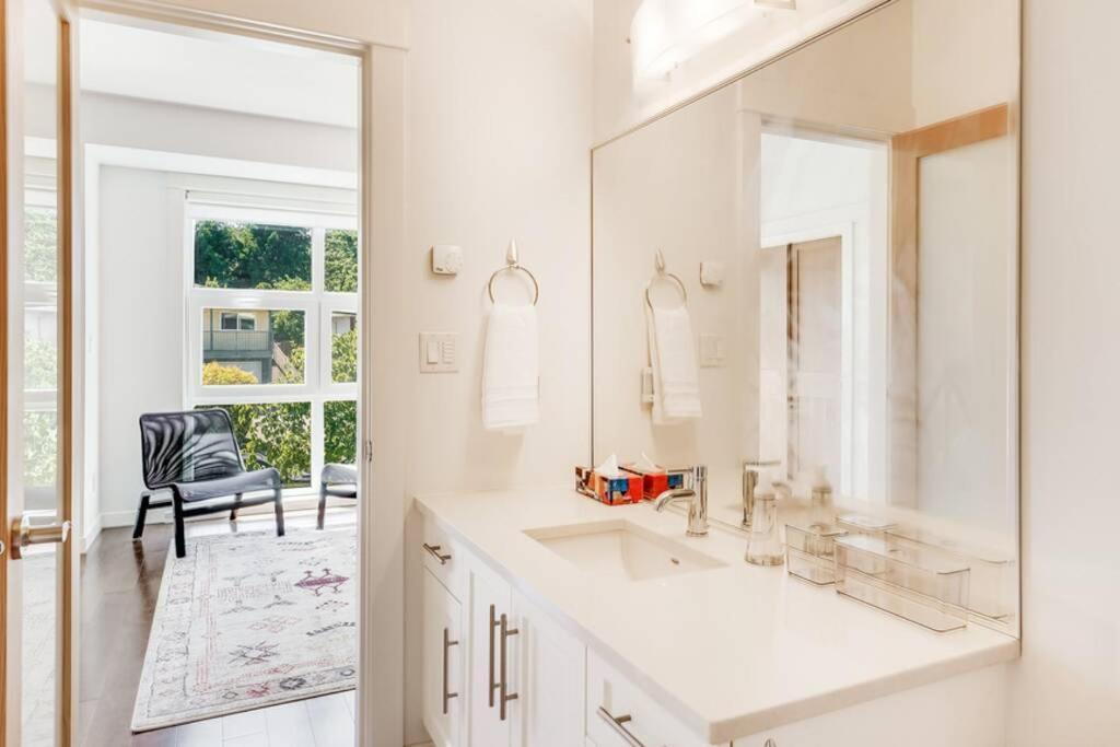 Cedar Hill Sunlit Stay - Bright Spacious & Modern Victoria Exteriér fotografie